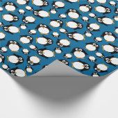 青い背景を持つかわいい漫画のペンギン ラッピングペーパー (角)