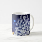 青い背景を持つキラキラ輝くクリスマスツリー コーヒーマグカップ (正面右)