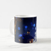 青い背景を持つキラキラ輝くクリスマスツリー コーヒーマグカップ (正面左)