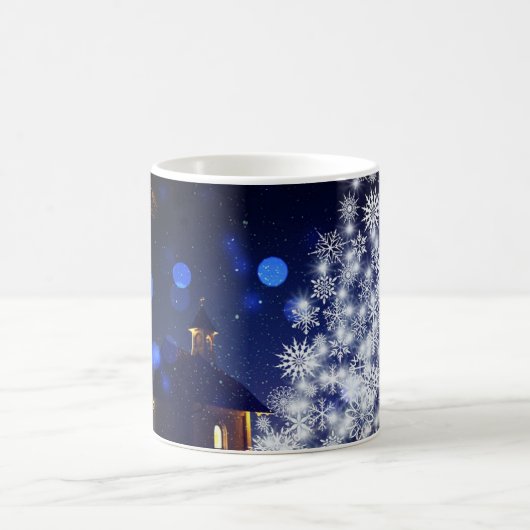 青い背景を持つキラキラ輝くクリスマスツリー コーヒーマグカップ (中央)