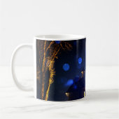 青い背景を持つキラキラ輝くクリスマスツリー コーヒーマグカップ (左)