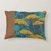 青い背景を持つゴールデンヤロー庭園 アクセントクッション (裏面)
