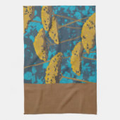 青い背景を持つゴールデンヤロー庭園 キッチンタオル (縦)