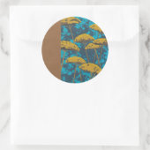 青い背景を持つゴールデンヤロー庭園 ラウンドシール (バッグ)