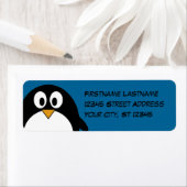 青い背景を持つ可愛いマンガペンギン ラベル (インサイチュ)
