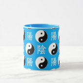 青い背景中国の陽模様 マグカップ (中央)