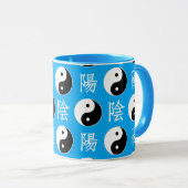 青い背景中国の陽模様 マグカップ (正面右)