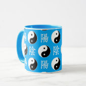 青い背景中国の陽模様 マグカップ (正面左)