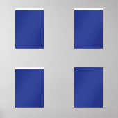 青い背飛んでいる景を持つ空の飛行機 (正面)