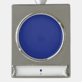 青い背飛んでいる景を持つ空の飛行機 シルバープレートバナーオーナメント (正面)