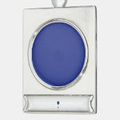 青い背飛んでいる景を持つ空の飛行機 シルバープレートバナーオーナメント (左)