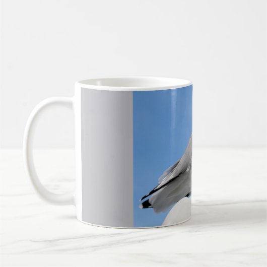 青い船のキャビンに止まったニシンのカモメ コーヒーマグカップ (左)