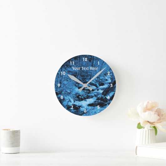 青い色合いで泡立つ田舎流れ ラウンド壁時計 (ホーム)