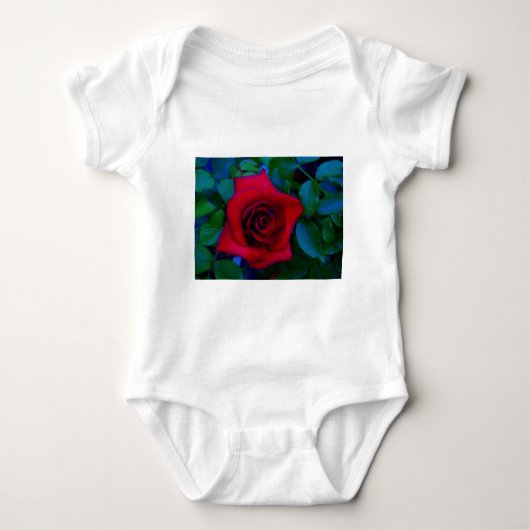 青い色調の赤いバラ ベビーボディスーツ (正面)