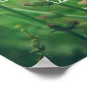 青い花が咲く緑の夏の草地 ポスター (角)