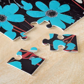 青い花が赤い背景を持つ愛らしいアライグマ ジグソーパズル (側面)