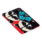 青い花が赤い背景を持つ愛らしいアライグマ マグネット (右側)