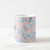 青い花と鳥，背景光バラ色 コーヒーマグカップ (中央)
