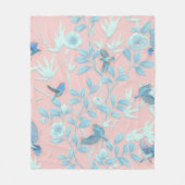 青い花と鳥，背景光バラ色 フリースブランケット (正面)