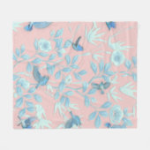 青い花と鳥，背景光バラ色 フリースブランケット (正面(横))