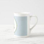 青い花のパーソナライズな骨灰磁器のマグ ボーンチャイナマグカップ (右)