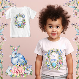 青い花のリースのウサギとピンクの花の最初のイースター ベビーTシャツ