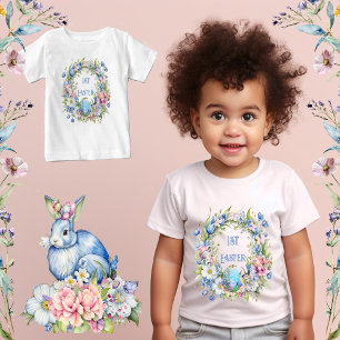 青い花のリースのウサギとピンクの花の最初のイースター ベビーTシャツ