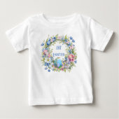 青い花のリースのウサギとピンクの花の最初のイースター ベビーTシャツ (正面)