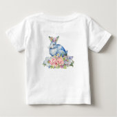 青い花のリースのウサギとピンクの花の最初のイースター ベビーTシャツ (裏面)