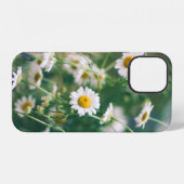 青い花の咲く緑の牧場の夏の花柄 iPhoneケース (裏面横)