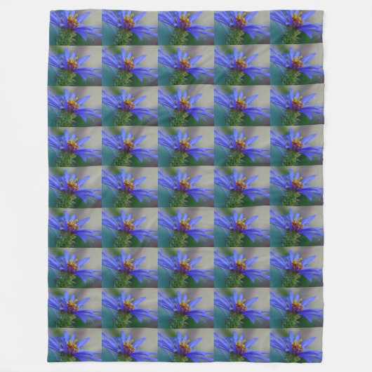 青い花の草原の畑 庭の花びら つる植物 フリースブランケット (正面)