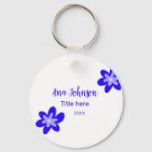 青い花の鳩の名前タイトル年20XX職業 キーホルダー (裏面)