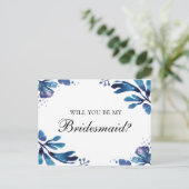 青い花の「私の花嫁介添人になってくれる？」カード。 ネイビーの花 インビテーションポストカード (スタンド正面)