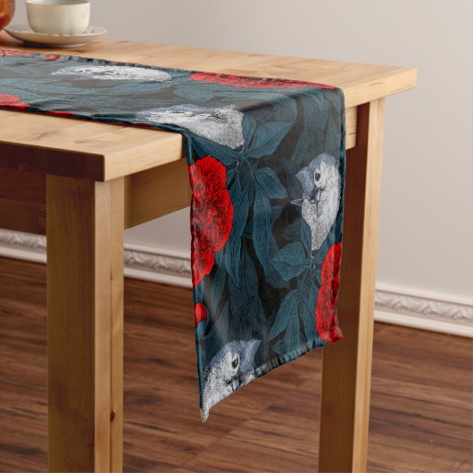 青い花を持つ鳥類と赤い葉牡丹花 ショートテーブルランナー (インサイチュ)