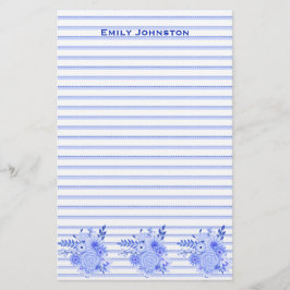 青い花柄によって並べられるカスタムな文房具 便箋