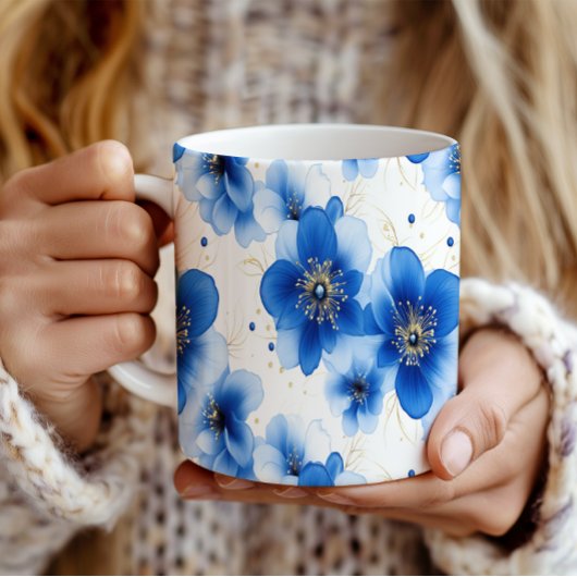 青い花柄のゴールドアクセント コーヒーマグカップ