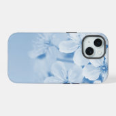 青い花柄の背景 iPhone 15ケース (裏面横)