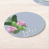 青い花瓶の名前の熱帯メディニラピンクの花 ラウンドペーパーコースター (アングル)