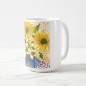 青い花瓶の黄色いデイジー コーヒーマグカップ (正面右)