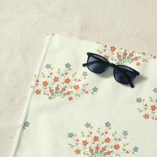 青い花，赤い花，花のパターン ビーチタオル (インサイチュ)