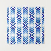 青い菱形の矢印の水色パターン タペストリー (正面(横))