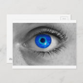 青い虹彩の目が鑑賞者を見るコンセプトのマクロ ポストカード (正面/裏面)