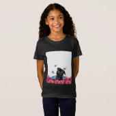 青い蝶とガーベラを持つ黒いパグ Tシャツ (正面フル)