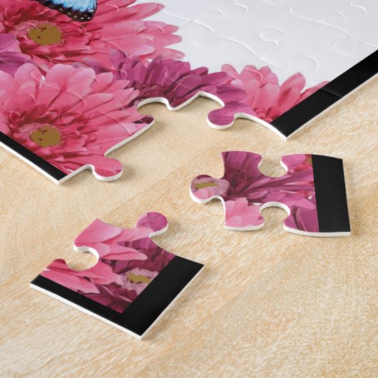 青い蝶とゲルベラを持つ黒いパグ ジグソーパズル (側面)