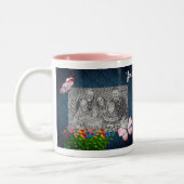 青い蝶と花の写真パーソナライズされた ツートーンマグカップ (左)