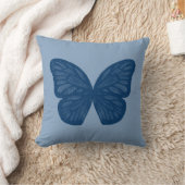 青い蝶によってはイラストレーションの装飾用クッションが飛びます クッション (ブランケット)