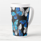 青い蝶の形をした濃いシームレスパターン カフェラテマグ (右アングル)