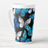 青い蝶の形をした濃いシームレスパターン カフェラテマグ (左アングル)
