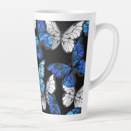 青い蝶の形をした濃いシームレスパターン カフェラテマグ (右)