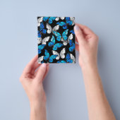 青い蝶の形をした濃いシームレスパターン チラシ (手)